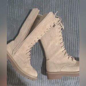 Kids gently worn boots
Size 2